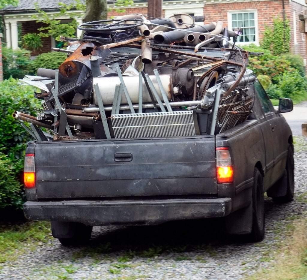 rear,view,of,junkman's,truck,filled,with,recyclable,scrap,metal.
